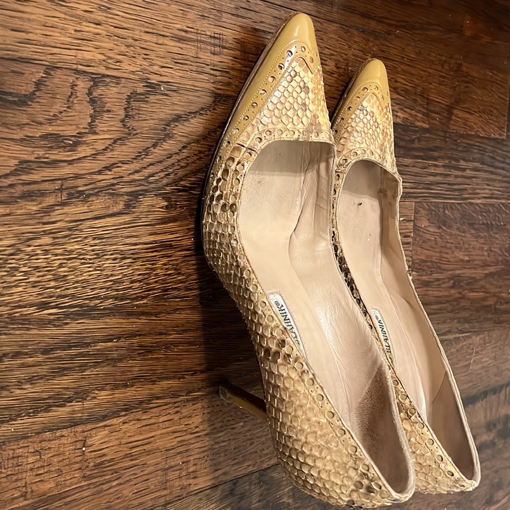 Manolo blahnik tan snakeskin Python heels size 37.5 but fit more like 38. - Picture 2 of 6
